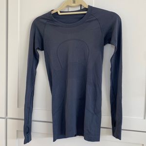 Lululemon long sleeve size 4